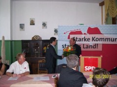 Karl-Hein Mühe gratuliert Hubertus Heil zur Wiederwahl zum Bezirksvorsitzenden der SPD